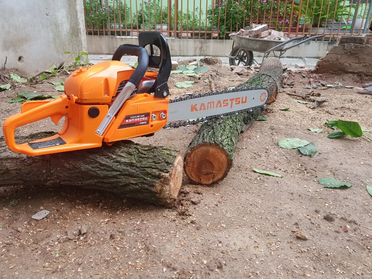 Máy cưa xích  2 thì chính hãng Kamatsu KM6800