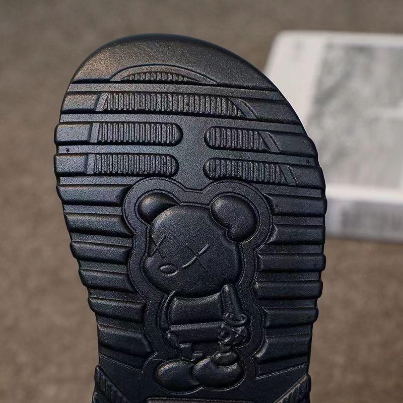 Product Introduction of 2025 Children's Sandals Boys Summer New Boys Children Anti-Kick Soft-Soled Baby Shoes Summer Beach Shoes 4