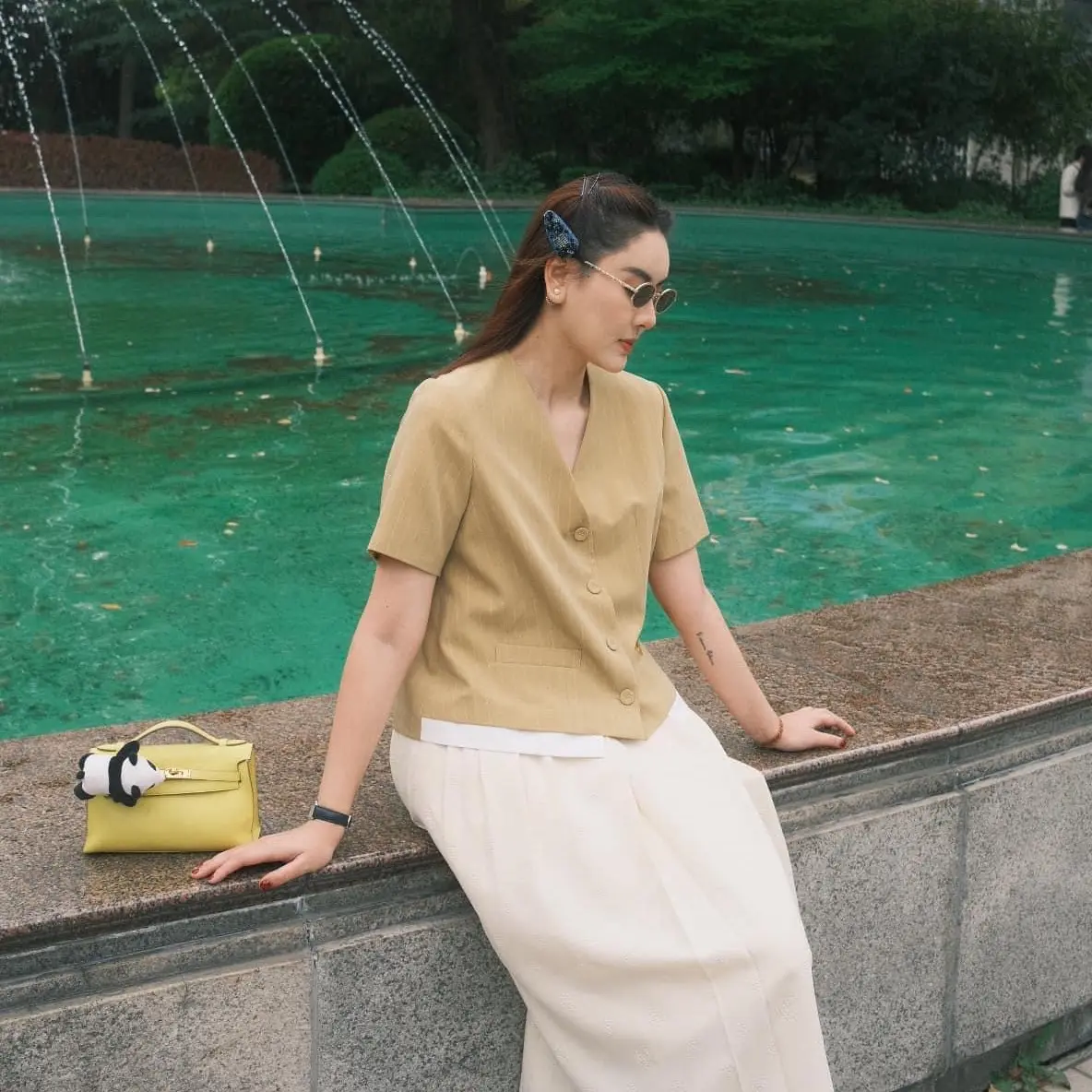 LEMONADE - MAISON LEENAA, áo blazer nữ tay cộc màu vàng kẻ sọc trắng, phong cách thanh lịch