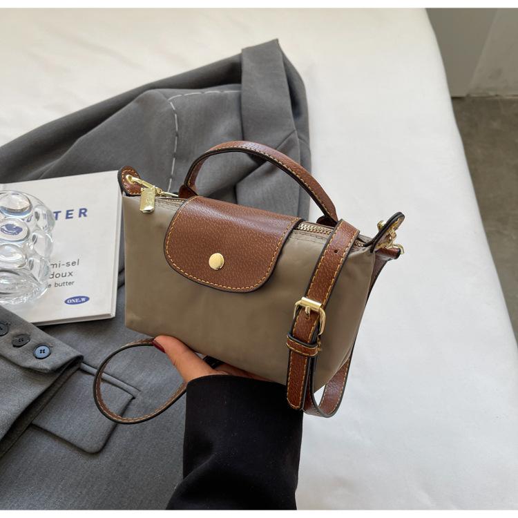 Product Introduction of Retro Explosions Handbag Shoulder Crossbody Bag Carrying High-grade Nylon Jiaozi Bag. 7