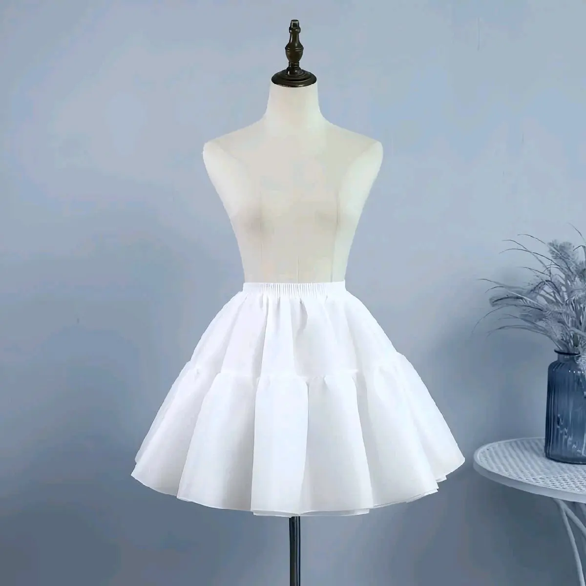 Chân váy tạo phồng mặc trong váy xoè