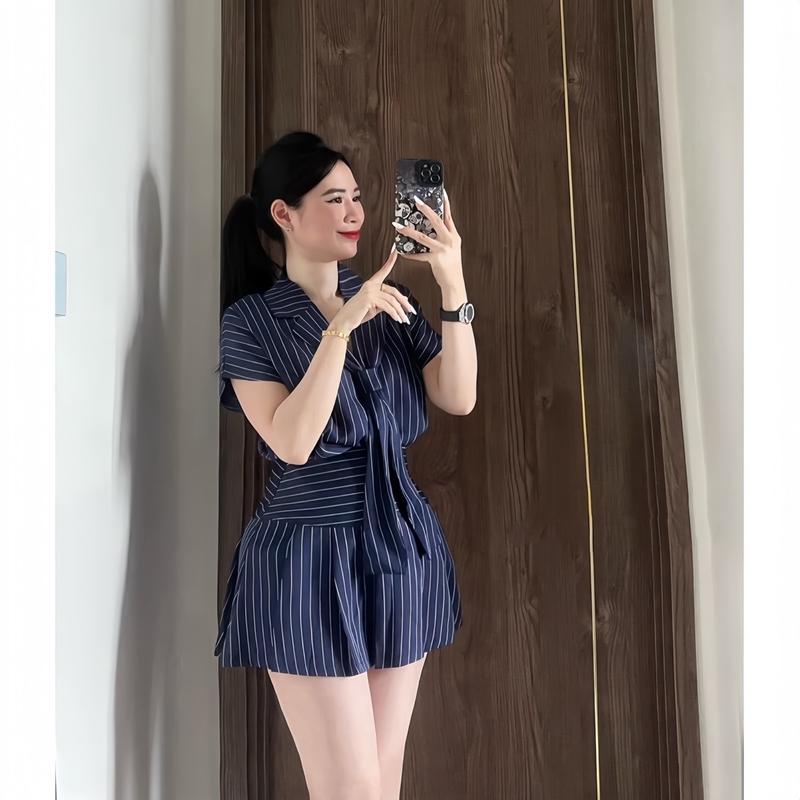 Sét Váy Nữ Hoạ Tiết Kẻ Sọc Gồm Áo Sơ Mi Cổ Vest Cavat + Chân Váy Cếp Ly Kẻ 5