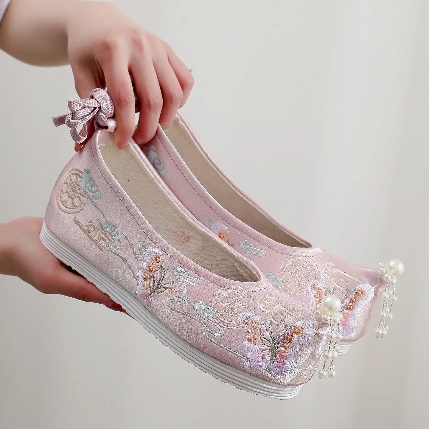 Giày Hanfu Phong Cách Cổ Trang, Đế Tăng Chiều Cao, Mũi Dốc, Giày Thêu Nữ, Ngọc Trai, Giày Phong Cách Cổ Trang, Yuandie, Hàng Mới Về Mùa Lò Xo Và Mùa Hè 2024 Shoes Giày Bệt