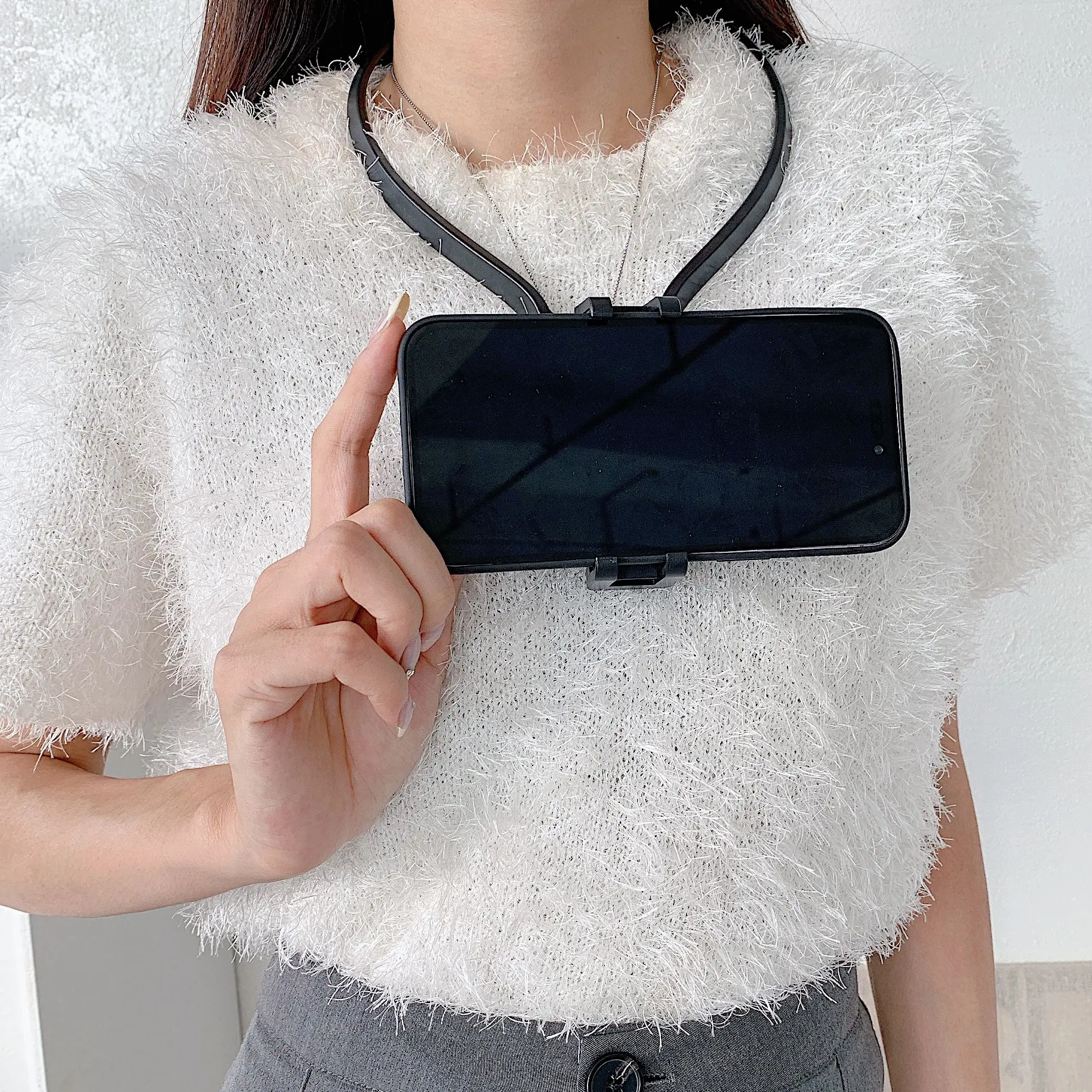 Increase the widened version of the mobile phone neck bracket and switch the mobile phone to shoot horizontally and vertically in one second. The neck mobile phone bracket has a stable rope.