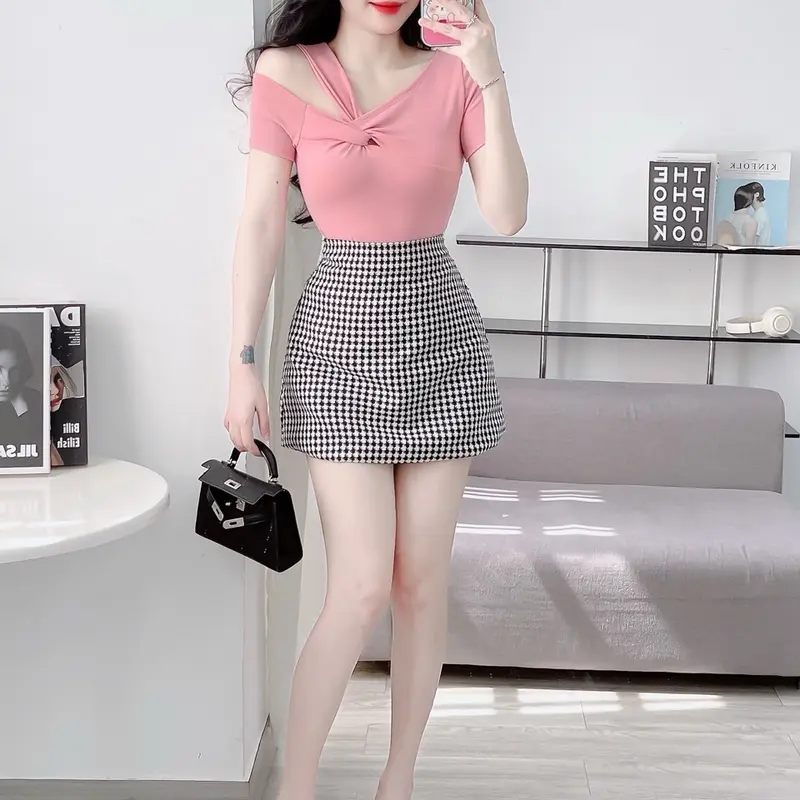 áo thun croptop nữ trể một vai xoắn ngực tay ngắn ôm body tôn dáng co dãn 4 chiều Top Voi Voan  áo hởvai Nhung Jean Cổ Tròn áo  lệch màu đỏ đô 1