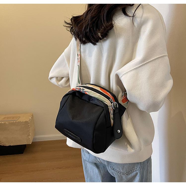 Product Introduction of Large Capacity Simple New Shoulder Small Cloth Bag Women's Messenger Bag Women's Bag Fashion All-Match Lightweight Oxford Cloth Shell Bag 14