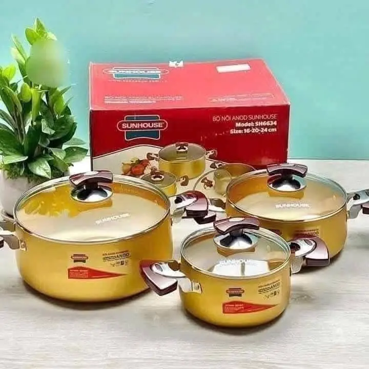 BỘ NỒI VÀNG SUNHOUSE 6634 ĐẸP LONG LANH. Bộ nồi 6634 ĐANG hót nhất năm nay đây ạ.  Giá đang giảm cả nhà ơi 1 bộ 3 nồi.Nồi bằng hợp kim nhôm, đã trải qua quá trình xử lý Anodizing bền cứng. ️Tay cầm bọc nhựa cách nhiệt, di chuyển an toàn, nắ