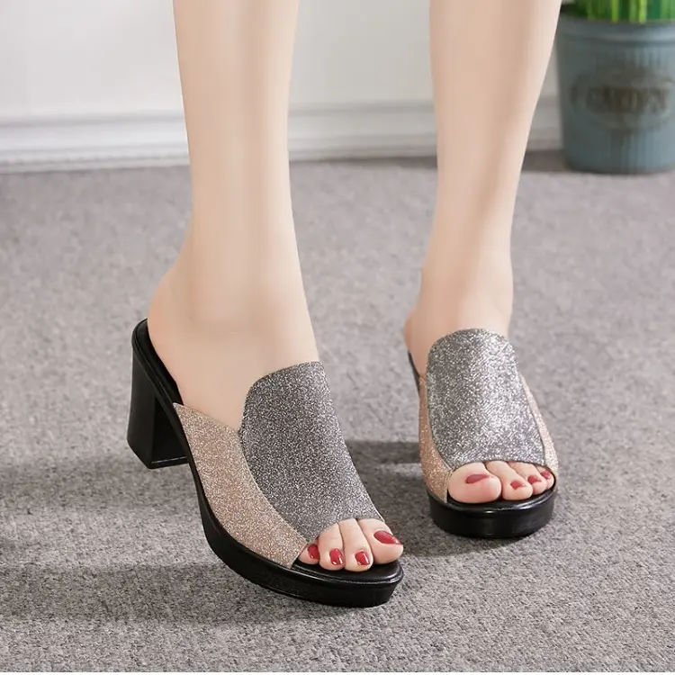 Giày sandal đế dày bên ngoài đế dày cho nữ dép cao gót trung niên mới mùa hè 2024