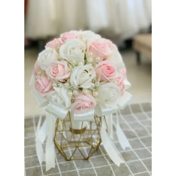BÓ HOA CƯỚI CÔ DÂU CẦM TAY HOA HỒNG SÁP HỒNG NHẠT PASTEL, CHỤP HÌNH CƯỚI. TẶNG KÈM 1 HOA CÀI ÁO CHÚ RỂ 4