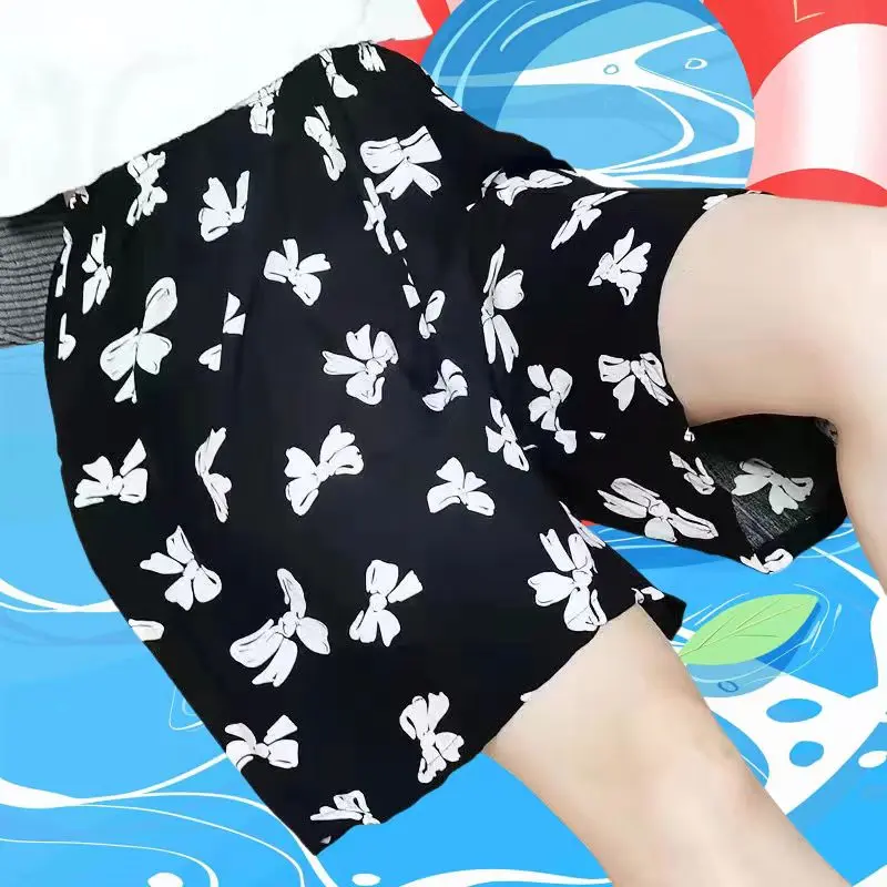 Quần short  cùng với hoạ tiết hoa dễ thương đẹp mắt, mặc thoải mái 2