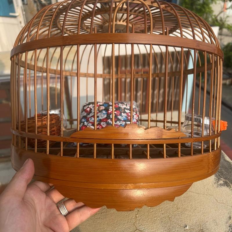 Lồng cu gáy trúc cật. Kiểu mới. Kích thước chiều rộng 38cm, 40cm. Chiều cao 25cm. Nan lồng 3li. Có đủ phụ kiện. Miễn phí vận chuyển 4