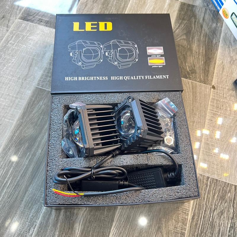 Đèn bi vuông trợ sáng 1 đôi.