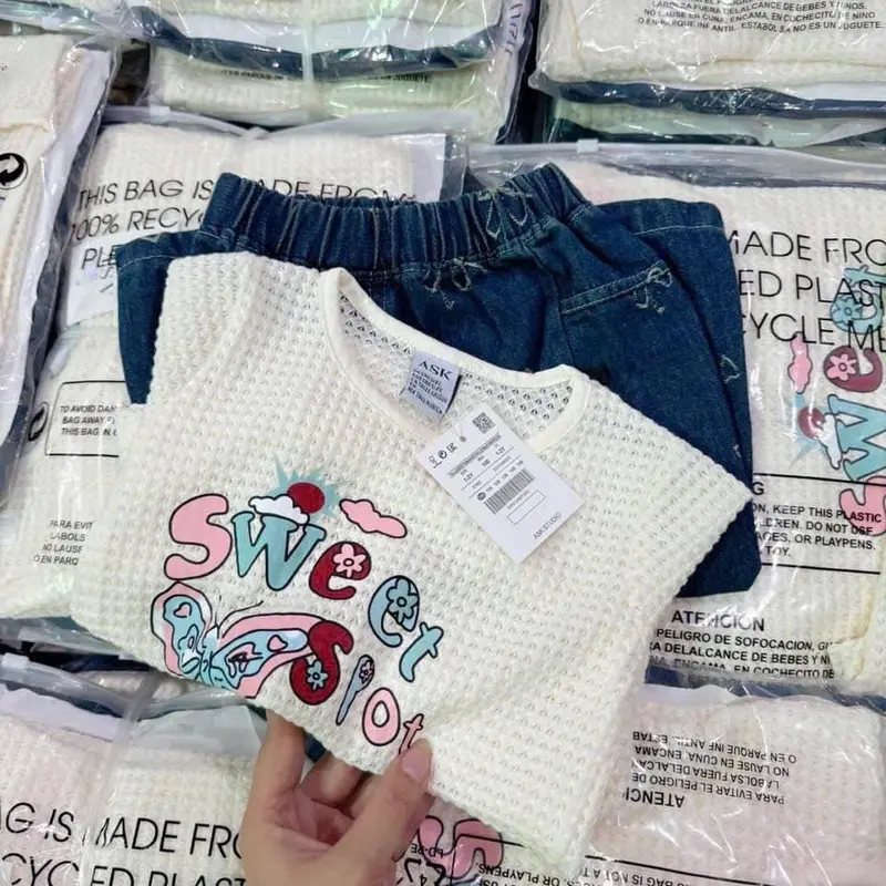 B033-Bộ quần jeans xuông phối áo thun dài tay cho bé gái - Heo 5