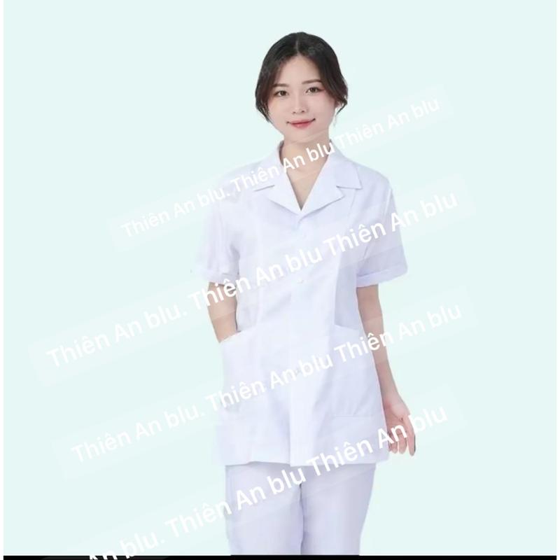 Bộ Quần Áo Blouse CỘC TAY, Dáng ngắn ngang mông NỮ màu trắng cho Điều Dưỡng, Y tá ,Dược Sĩ, Vải  Thô Cotton.