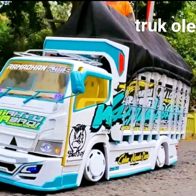 Promo miniatur truck oleng full variasi lampu dan terpal 0