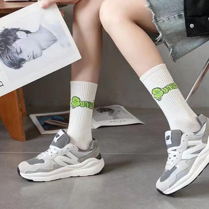 Product Introduction of ถุงเท้าสตรีท ข้อยาว ลายกราฟฟิตี้ ผ้าCOTTON สีพื้น ผ้ายืด หลากสีStreet Style White Socks Graffiti Stockings Men's and Women's Socks ผู้ชาย 12