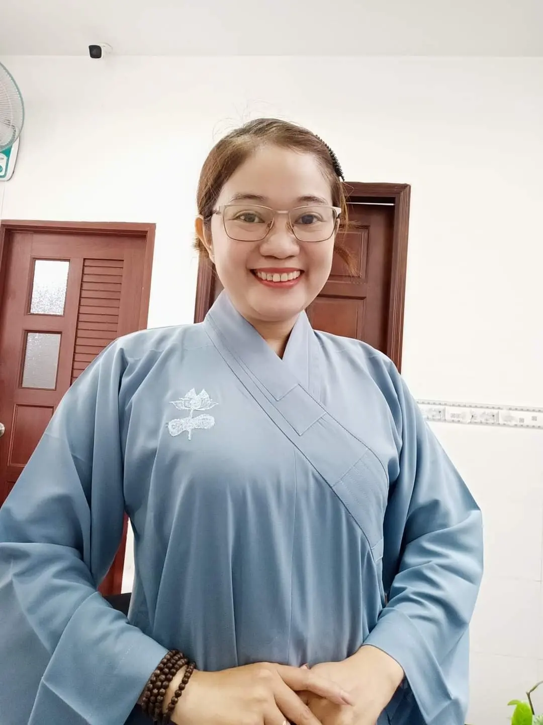Áo tràng - Pháp phục truyền thống thêu sen tay dài, phối viền vải  tầm nhung dành cho chị em phật tử