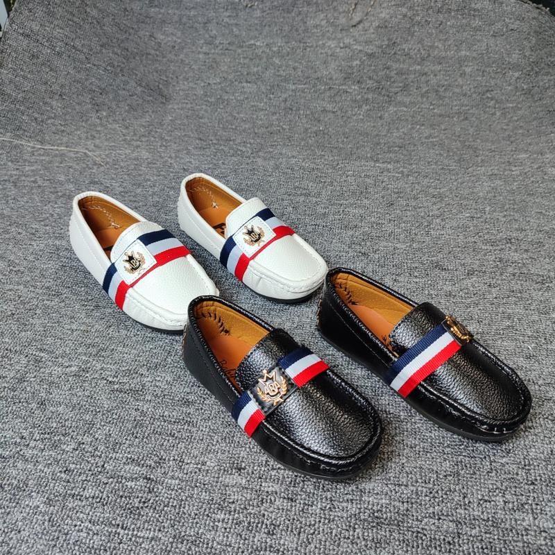 Giày lười bé trai mẫu đẹp cho bé từ 1 đên 9 tuổi có 2 mãu 2 màu đen đỏ và trắng đỏ để ba mẹ lựa chọn size 21 đến 35
