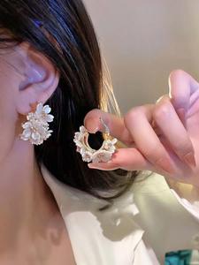 1ペアの花で飾られたスタッドイヤリング、女性のためのエレガントなジュエリー、パーティーや日常生活のためのトレンディなジュエリーギフト