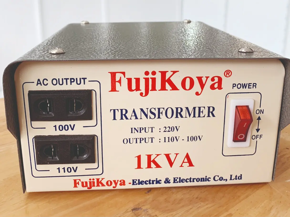 Biến Áp Sắt Treo Tường Công Suất 1KVA FujiKoya. Input 220V- Output 120V-100V