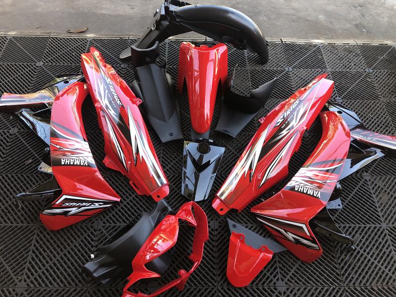 Dàn áo Sirius màu đỏ tươi phối đen, đi ốp đầu pha si to/ dè trước kiểu zin, dán sẵn tem hàng 1/1