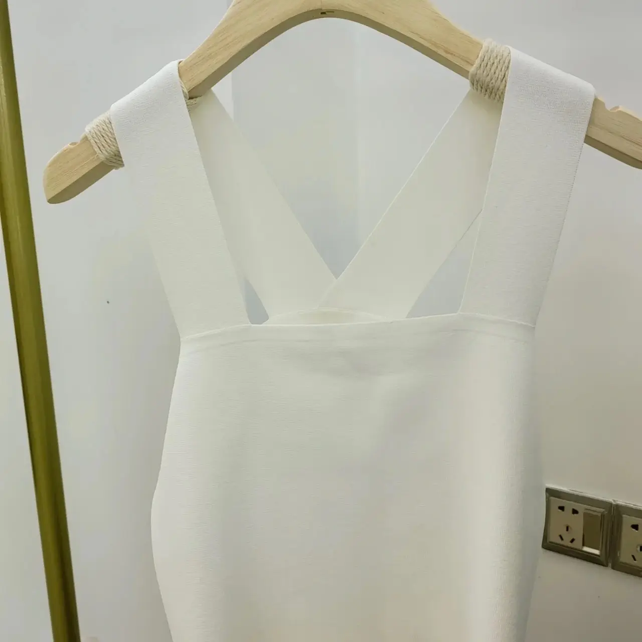 Áo len mịn trắng mặc vest