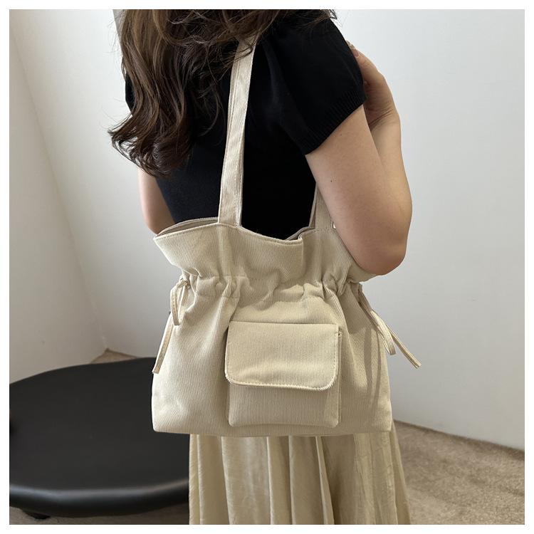 Product Introduction of New Korean Style Simple Shoulder Bag for Women with Drawstring Design, Fashionable Niche Commuter Underarm Bag, Elegant Versatile Handbag 25