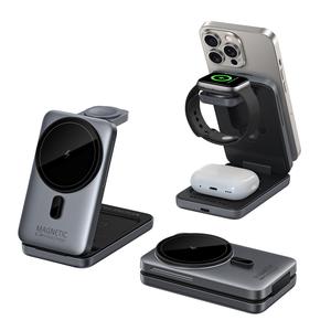 注目 15W マグネット式折りたたみ式デスクトップスタンド搭載ワイヤレス充電ステーション、iPhone 12〜16、Apple Watch Series 1〜10、AirPods対応の薄型3-in-1ワイヤレス充電器、金属製通気孔付き、ポータブル設計、旅行やオフィスに最適、人気商品