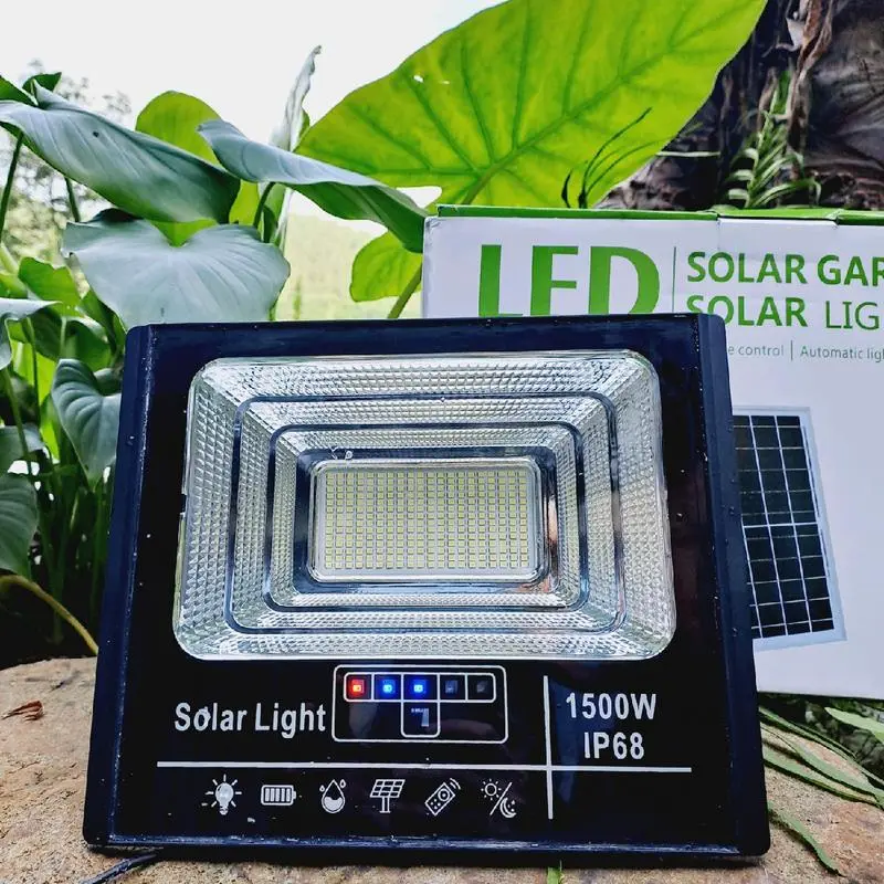Đèn năng lượng mặt trời  mã 1500w .Kích thước đèn:21*26cm.kt pin 24*35cm.công suất thực 30-40w đèn  200k đèn  năng  lượng  5000w  chính  hãng