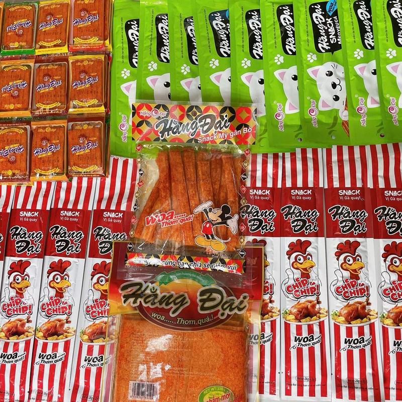 Combo 5 món ăn vặt Hằng Đại cay cay dẻo dai bao gồm: 1 bịch Bim Bim hương bò miếng,1 bịch bánh miếng cay cay, 10 gói snack mèo yêu cá, 10 gói snack vị gà quay, 1 bịch snack mỳ gân bò. Ăn vặt nghiền lắm lắm