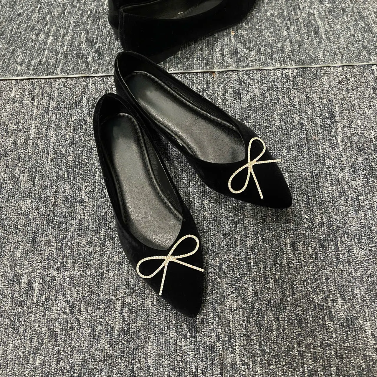 Giày nữ - Giày búp bê mũi nhọn đính nơ đá - da Nhung êm , mềm siêu xinh đế cao 1,5cm