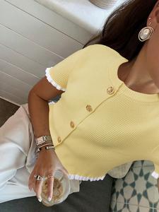 Top de punto para mujer en color amarillo crema con diseño de botones y borde festoneado, elegante y casual, manga corta, ideal para citas y uso diario