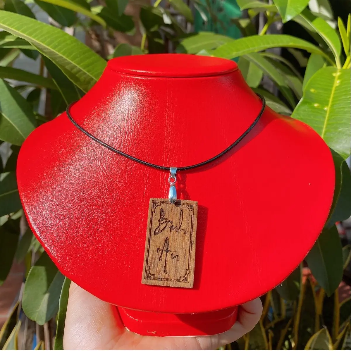 Miếng trầm nhỏ chạm khắc chữ bỏ túi( đeo cổ)