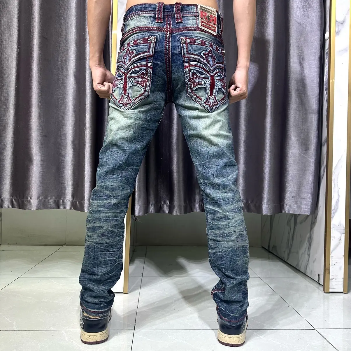 Quần jean nam , màu xanh ánh rêu , túi đắp da thêu chỉ đỏ , chỉ độ 4 kim , chất jean denim có độ co giãn nhẹ