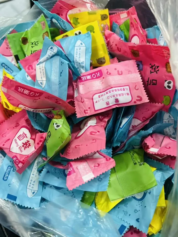 Combo 50/100 Túi mù mini mẫu dạ quang, túi kẹo bóc quà bí mật mẫu dạ quang, blind bag kẹo bóc quà test nhân phẩm cho bé