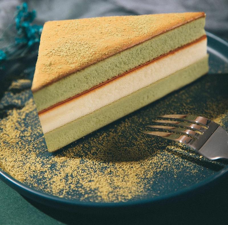 (Có săn 1 Thùng 2kg 20 bánh) Bánh Bông Lan mix 3 vị Tam Giác tra xanh _dâu ,chú hề lô mới nhiều bánh hơn Food Nho 1