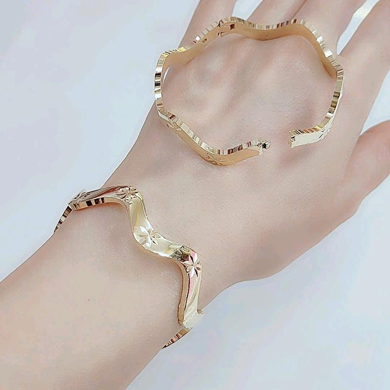 Vòng tay ( giá 1 chiếc) gợn sóng chạm hoa đồng đỏ không xi màu miền tây