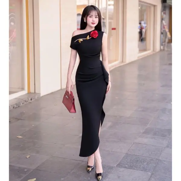 Váy MAY M165 Hoa Hồng Đỏ – Đầm Đen Thiết Kế Đuôi Cá Cách Điệu Chuẩn MAY