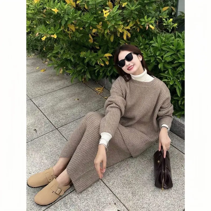 Set len gồm áo len cổ tròn dài tay và chân váy len bút chì dáng dài 3
