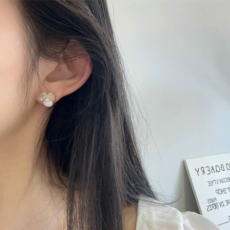 Không đen gỉ - Khuyên tai 3 cánh cánh hoa xà cừ - Stainless Titanium Shell Flower Earring 3