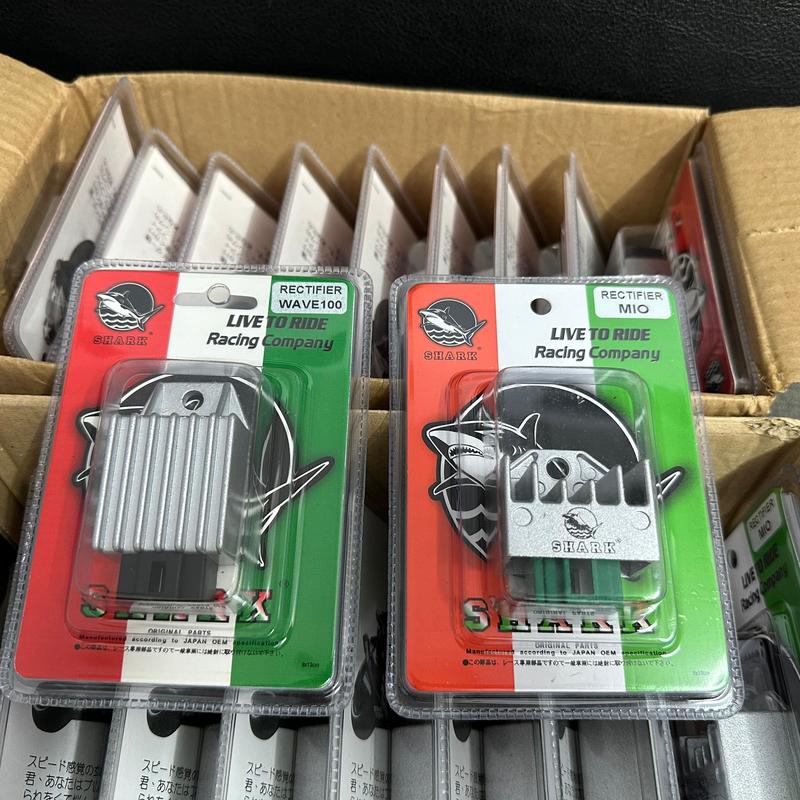 Sạc xe máy độ Shark gắn Wave Dream Sirius Exciter...