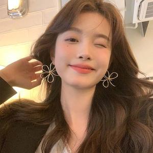 Kẹp Tai, Không Xỏ Lỗ, Thiết Kế Độc Đáo Đơn Giản, Chất Lượng Cao, Hoa Tai Hoa Rỗng Cá Tính, Thời Trang, Hoa Tai Hoa Lớn, Hợp Xu hướng Cho Phụ Nữ