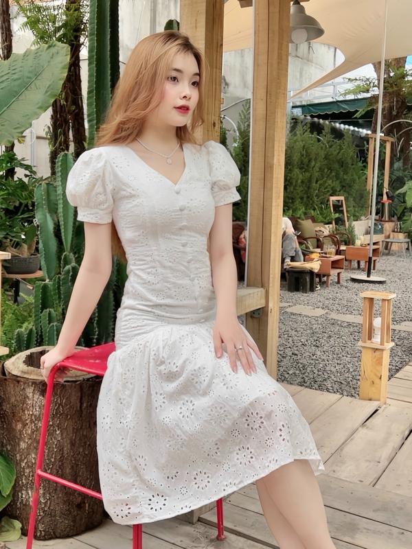 Đầm dạo phố chất ren hoa nổi dáng đuôi cá chiết eo dịu dàng, thanh lịch