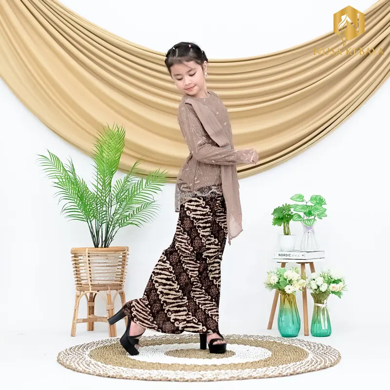 Setelan Baju Kebaya Anak Perempuan Bahan Brukat Tile Bordir Mutiara Set Rok Plisket Batik Anak Fashion 3