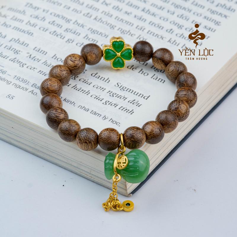 Vòng Trầm Cỏ 4 Lá Bạch Ngọc - Vòng Đơn - Size 8li - Trầm Hương Yên Lộc - (Mua một, tặng một Hộp Gấm, dây dự phòng, 2 hạt trầm)