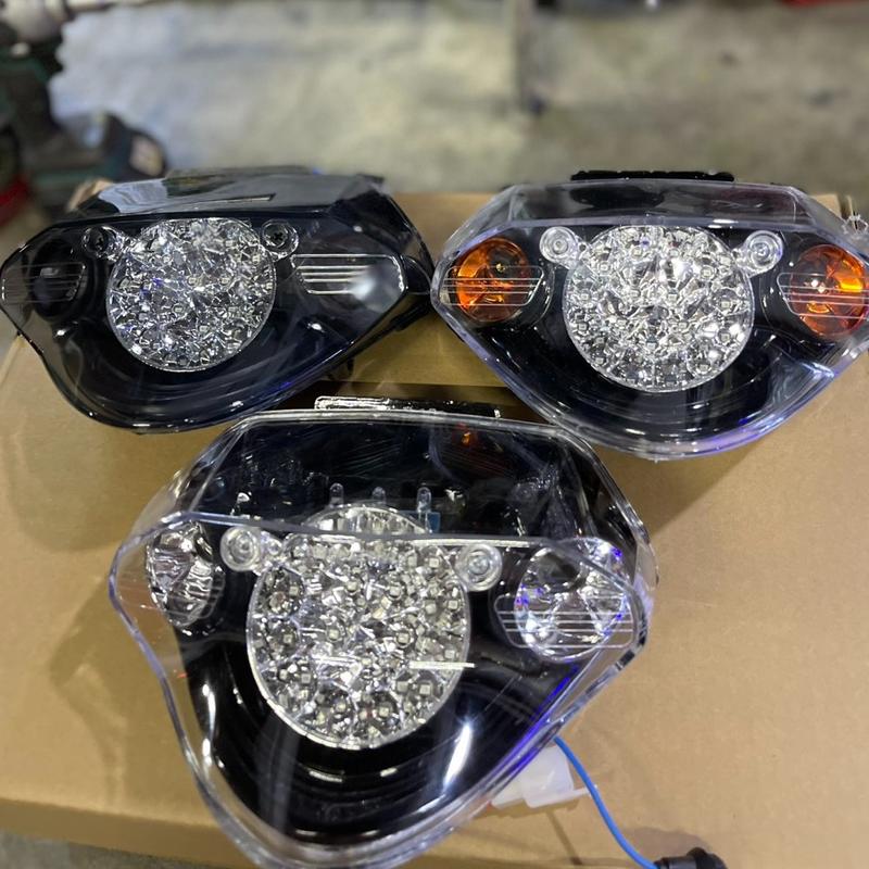 Đèn hậu Appi lắp Sirius 50-110cc kèm dắt cắm và xinhan mica hãng( đèn hậu có chế độ nháy f1) xoay tròn