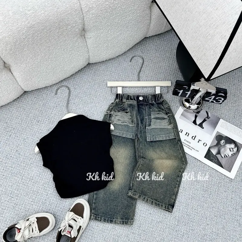 Bộ áo thun cotton cổ cao và quần jean dài ốmg xuông siêu cá tính cho bé gái