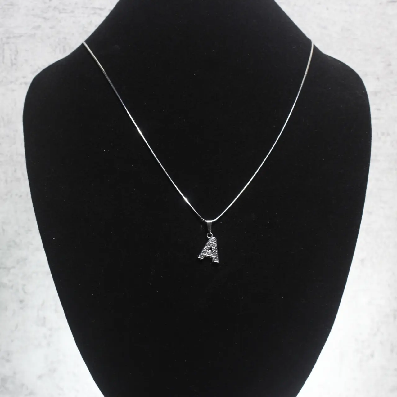 KALUNG TITANIUM LIONTIN INISIAL HURUF Perempuan Laki-laki Ulang tahun Mutiara