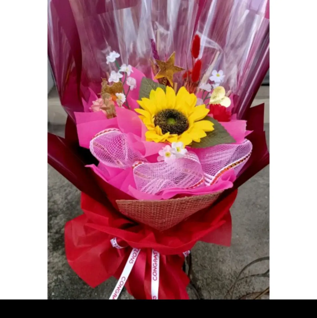 ทานตะวันห่อช่อสีแดงใส่ธนบัตรได้ 10 ใบ