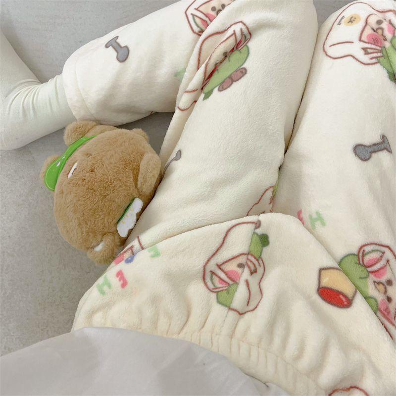 Product Introduction of Quần Ngủ, Thiết Kế Hoạt Hình Thịnh Hành, Chất Liệu vải nỉ Ấm Áp, Thích Hợp Cho Mùa Thu Và Mùa Đông, Với Coral Và Nhung, Đệm Dày, Thích Hợp Cho Ký Túc Xá Sinh Viên, Phong Cách Lười Biếng 16
